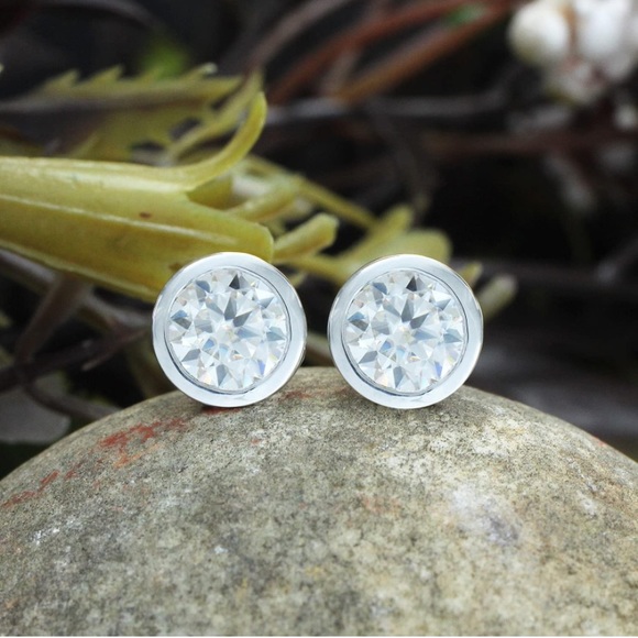 Bezel Vintage 18k 3/4 Carats Round Diamond Moissanite Earrings - Picture 4 of 16